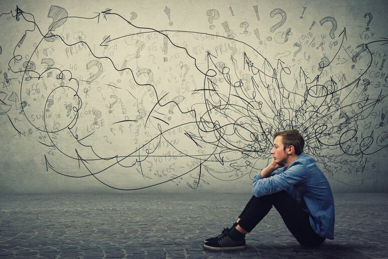 Un giovane con i suoi pensieri foto iStock. - RIPRODUZIONE RISERVATA
