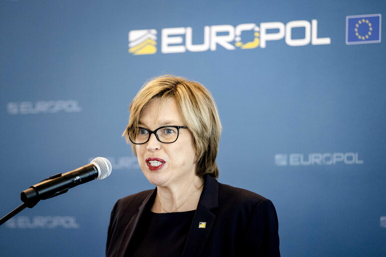 - RIPRODUZIONE RISERVATA