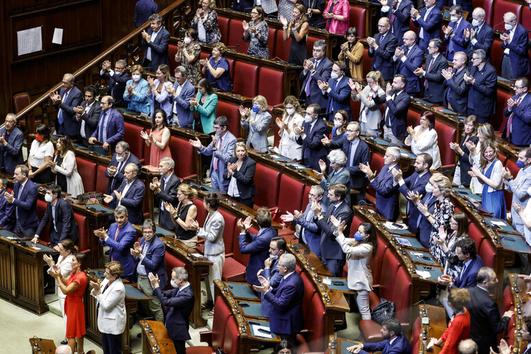Draghi riceve l 'applauso prima del suo discorso alla Camera dei Deputati, 21 luglio 2022 - RIPRODUZIONE RISERVATA