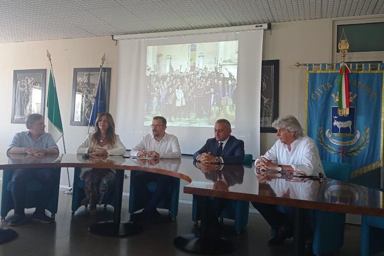 - RIPRODUZIONE RISERVATA