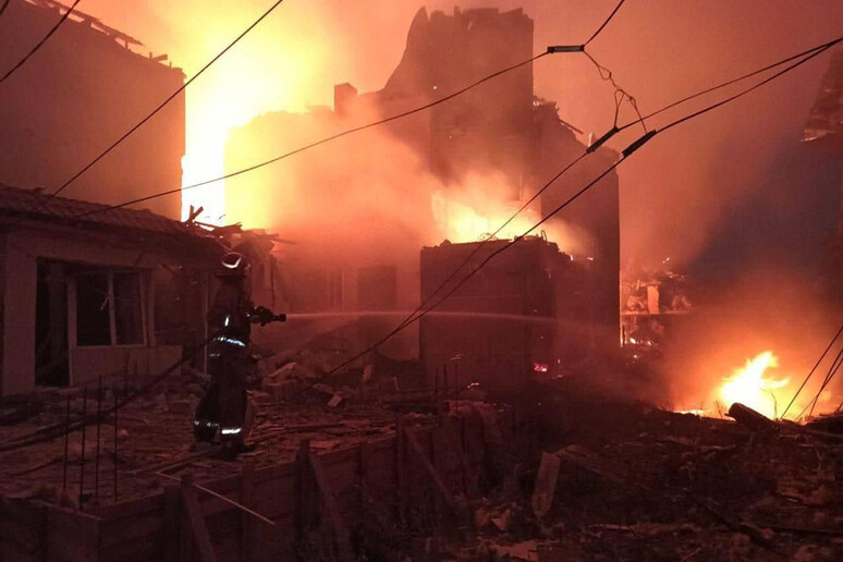 Bombardamenti nella notte in Ucraina © ANSA/AFP