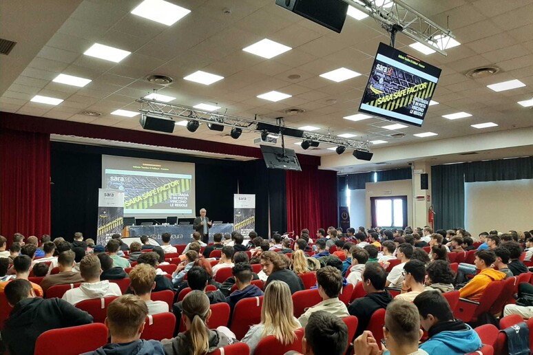 - RIPRODUZIONE RISERVATA