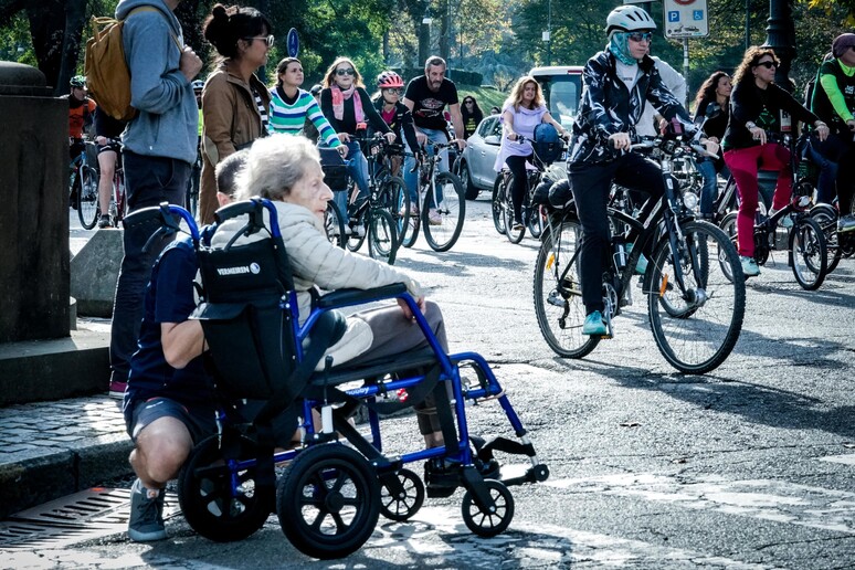 Giornate delle persone con disabilità, ad Aosta  'Biciclettata in città ' - RIPRODUZIONE RISERVATA