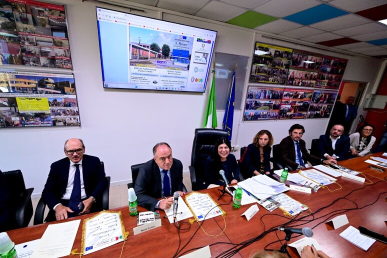 - RIPRODUZIONE RISERVATA