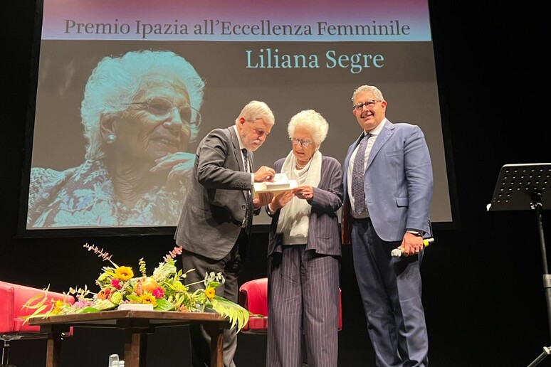 - RIPRODUZIONE RISERVATA