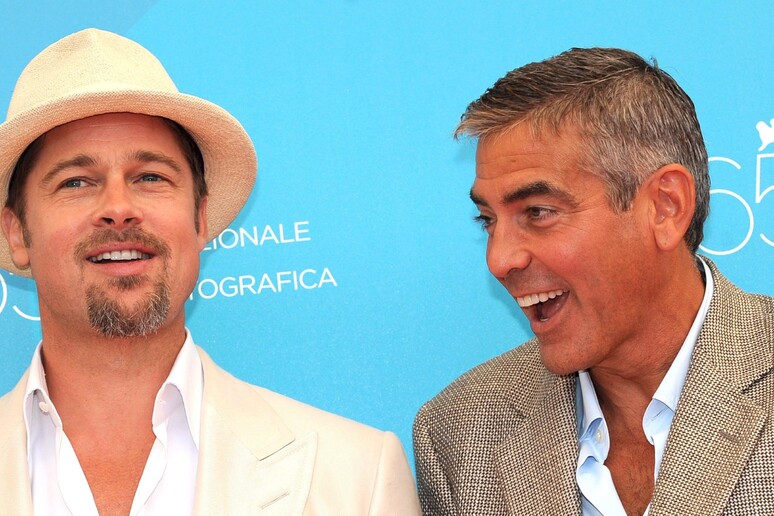 Brad Pitt e George Clooney in una foto d 'archivio alla Mostra del Cinema di Venezia © ANSA/EPA