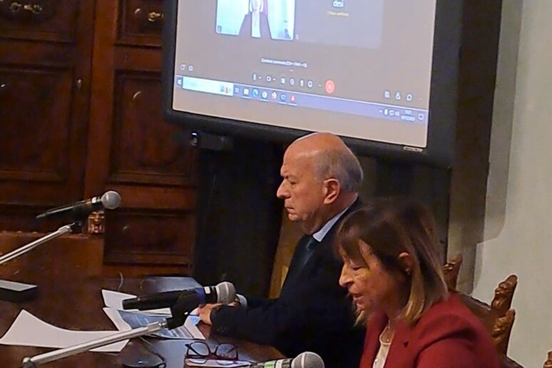 -     RIPRODUZIONE RISERVATA