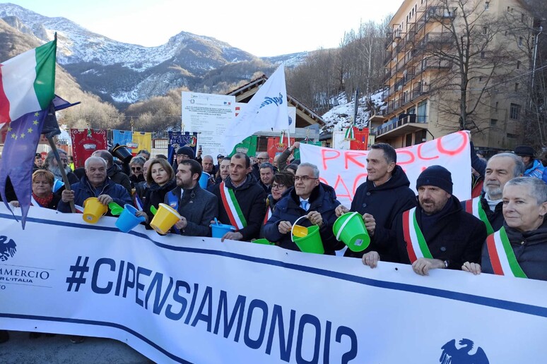 -     RIPRODUZIONE RISERVATA