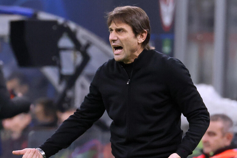 Conte fa selfie e dice ai tifosi del Napoli,  'abbraccio tutti ' - RIPRODUZIONE RISERVATA