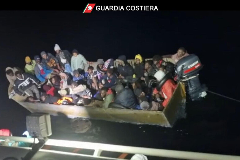 MIGRANTI: TRAGEDIA SU UN BARCONE, NEONATO MORTO GETTATO IN MARE - RIPRODUZIONE RISERVATA