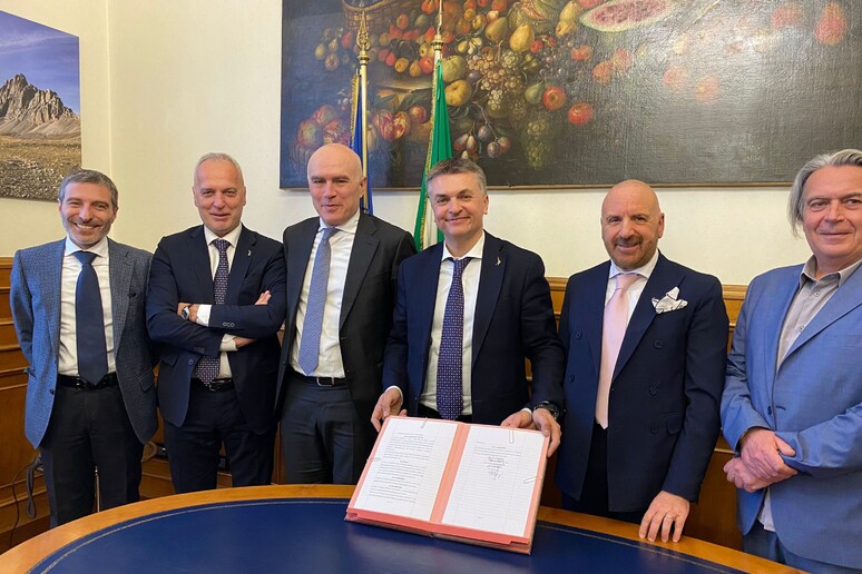 - RIPRODUZIONE RISERVATA
