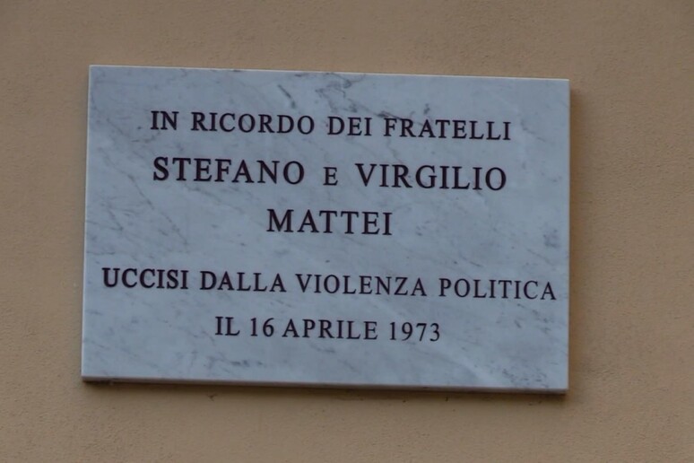 La targa che ricorda i fratelli Mattei - RIPRODUZIONE RISERVATA