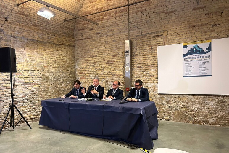 - RIPRODUZIONE RISERVATA