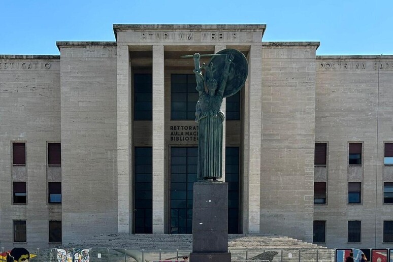 Caro affitti: la protesta all 'esterno della Sapienza a Roma - RIPRODUZIONE RISERVATA