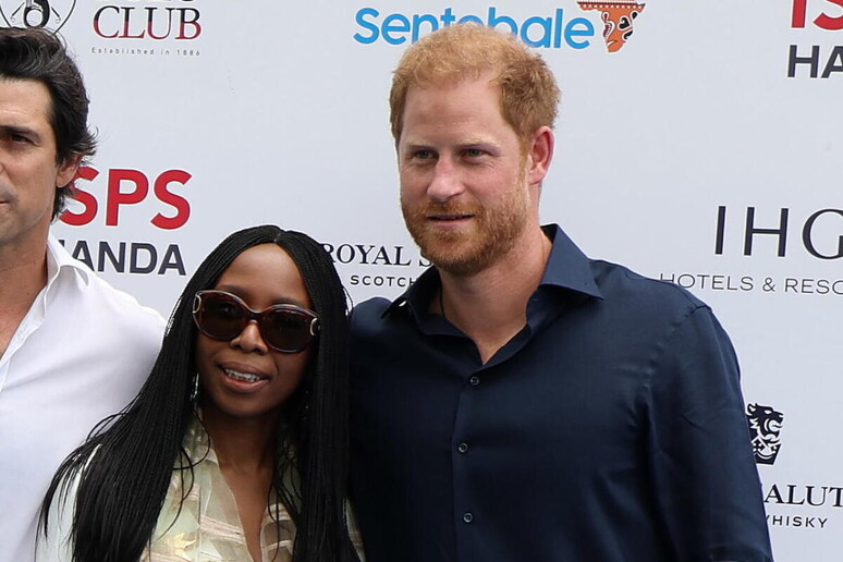 Il principe Harry insieme a Sophie Chandauka © ANSA/EPA