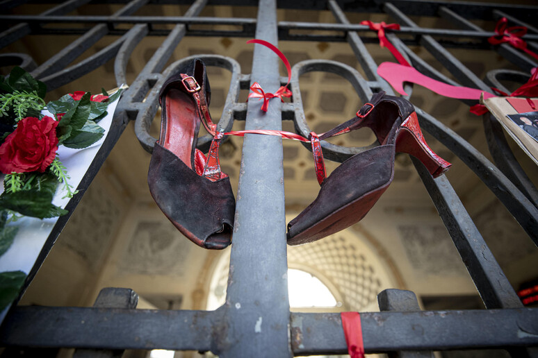 Un 'installazione contro la violenza di genere -     RIPRODUZIONE RISERVATA