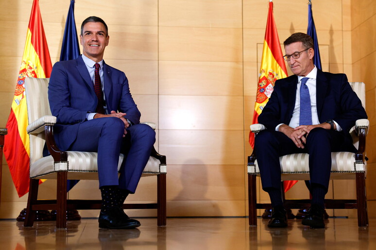 L 'incontro  fra Feijóo e il premier Sanchez © ANSA/EPA
