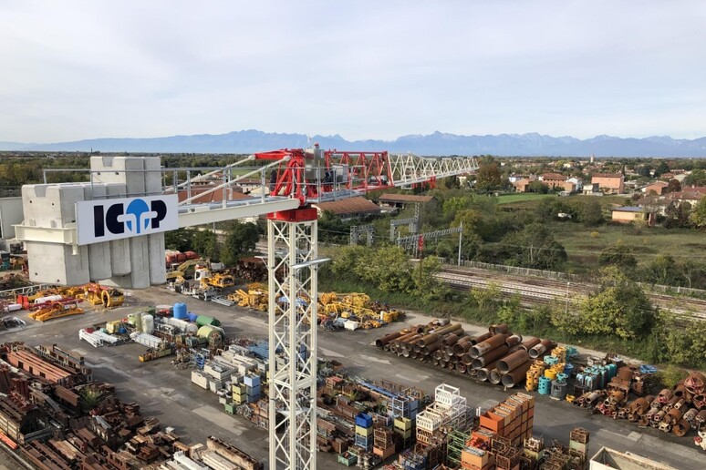 - RIPRODUZIONE RISERVATA