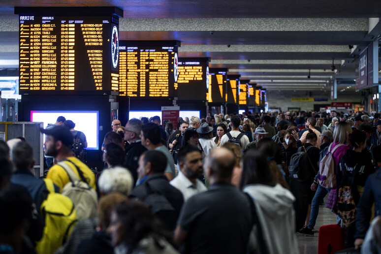 Passeggeri in attesa alla Stazione Termini - RIPRODUZIONE RISERVATA