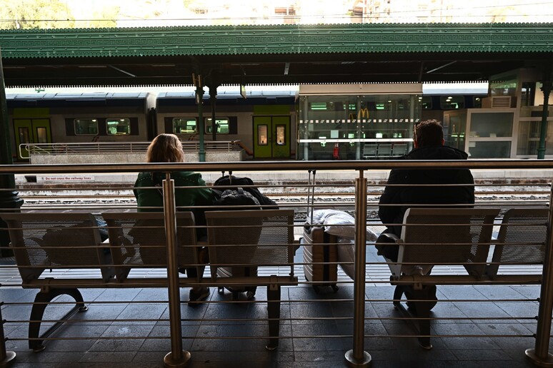 Passeggeri in attesa in stazione - RIPRODUZIONE RISERVATA