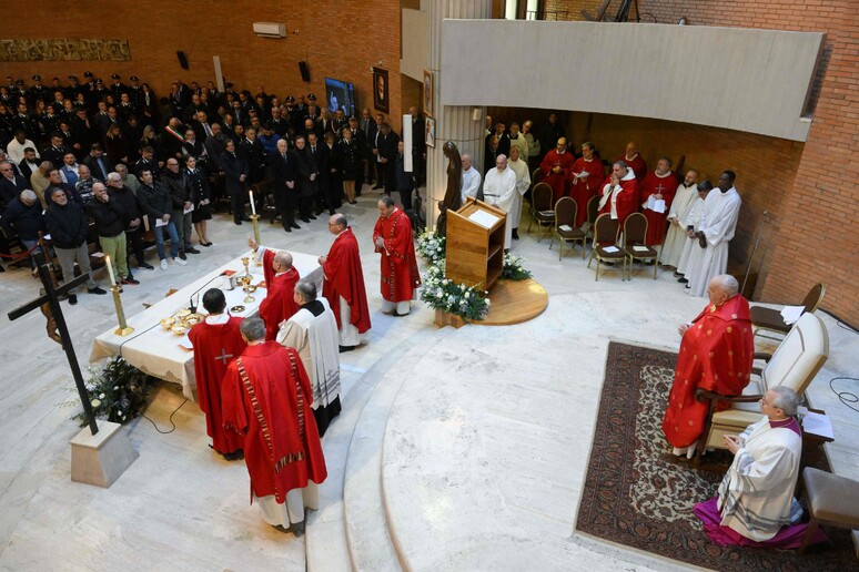 Il Papa celebrando la messa a Rebibbia © ANSA/AFP