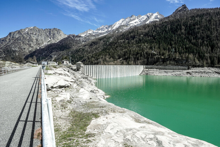 - RIPRODUZIONE RISERVATA