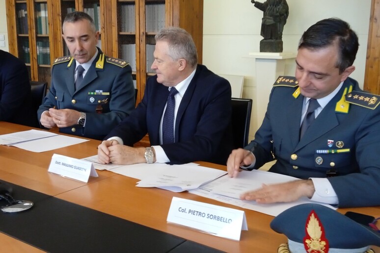 -     RIPRODUZIONE RISERVATA