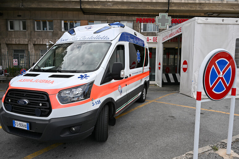 Un ambulanza davanti al Pronto Soccorso dell 'Ospedale Galliera. Immagine d 'archivio - RIPRODUZIONE RISERVATA