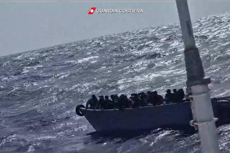 Migranti a Lampedusa (foto d 'archivio) - RIPRODUZIONE RISERVATA