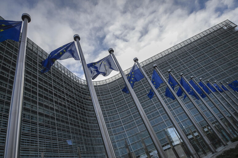 La Commissione Ue: "La risposta a dazi degli Stati Uniti arriverà presto, ma al momento opportuno" © ANSA/EPA