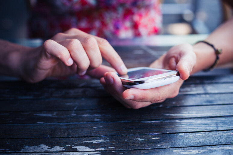 Telefono cellulare smartphone telefonino - RIPRODUZIONE RISERVATA