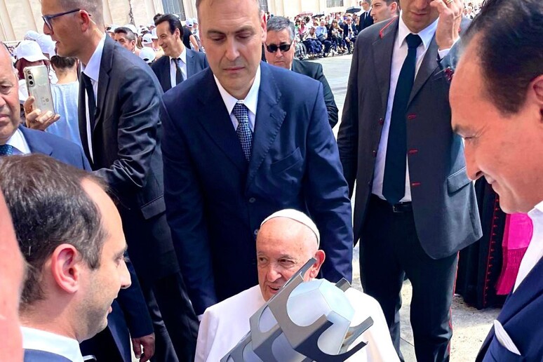 Universiadi Torino 2025, fiaccola benedetta da papa Francesco - RIPRODUZIONE RISERVATA