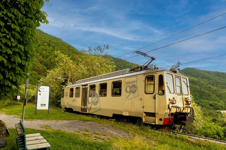 Il trenino di Casella nell 'entroterra di Genova - RIPRODUZIONE RISERVATA
