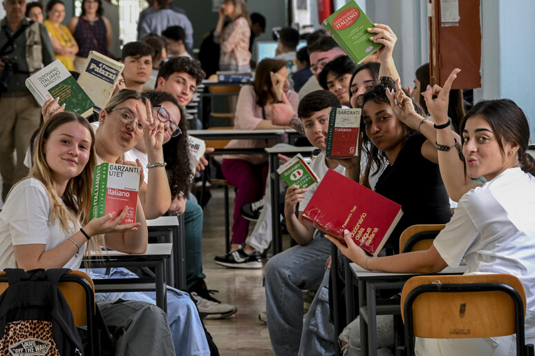 Studenti dell ' Istituto  Mario Pagano di Napoli. Immagine d 'archivio - RIPRODUZIONE RISERVATA