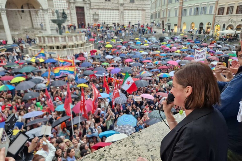 Migliaia in piazza a Perugia per Vittoria Ferdinandi - RIPRODUZIONE RISERVATA