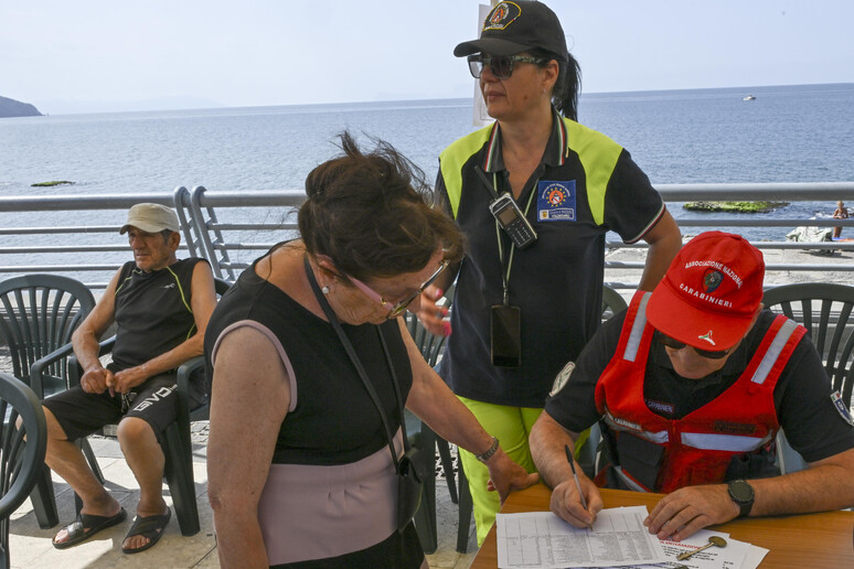 A Pozzuoli tutti al mare, solo in 30 all 'esercitazione antisisma - RIPRODUZIONE RISERVATA