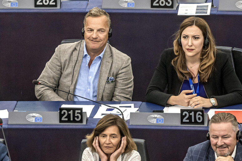 Il gruppo dei Patrioti contro Ilaria Salis all 'Eurocamera: "Non ci siano armi al Parlamento" © ANSA/EPA