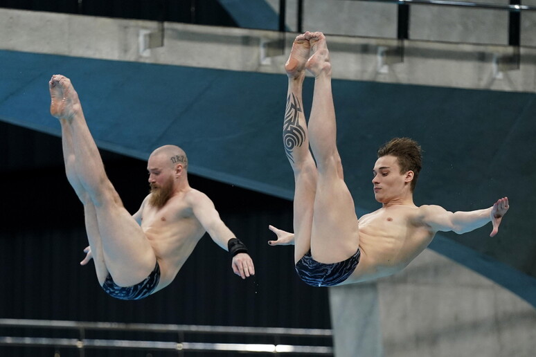 Tuffi Evgenil Kuznetsov and Nikita Shleikher of Russia in action during the men 's synchronized 3m sp - RIPRODUZIONE RISERVATA