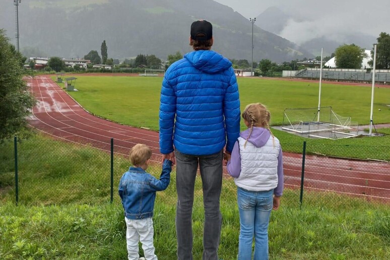 Il marciatore e oro olimpico a Pechino 2008 Alex Schwazer, con i suoi due figli - RIPRODUZIONE RISERVATA