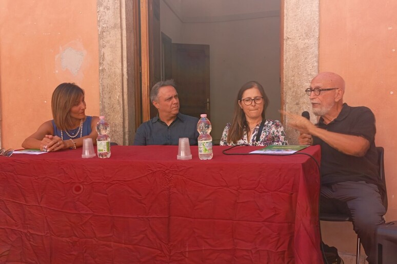 - RIPRODUZIONE RISERVATA