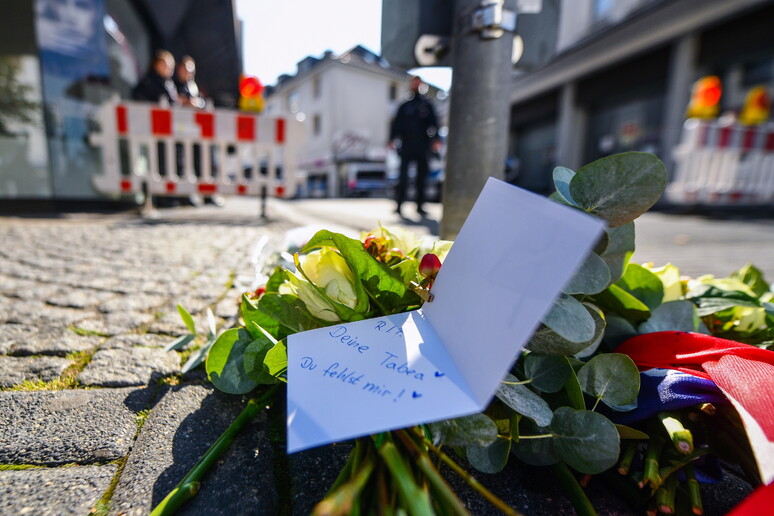 Germania, fiori sul luogo dell 'attentato a Solingen - RIPRODUZIONE RISERVATA