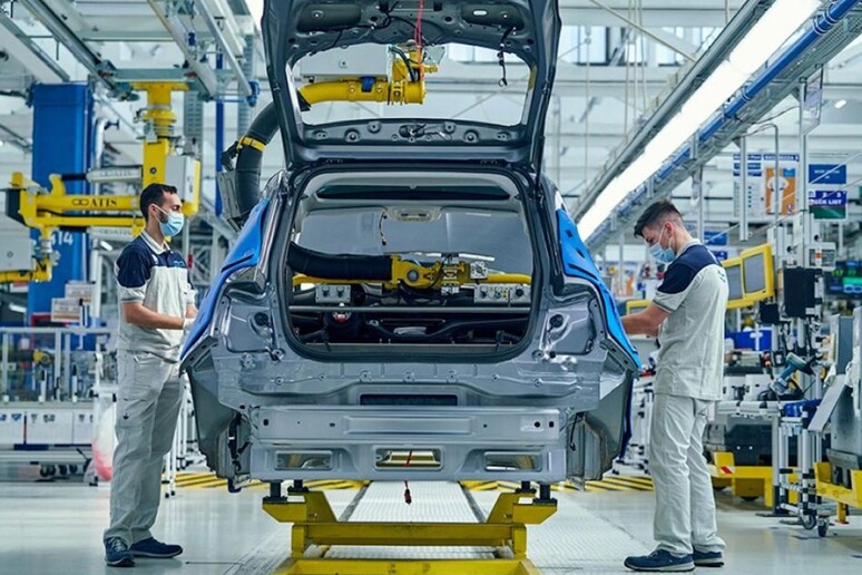 Le case automobilistiche europee verso un "pool" per evitare multe © ANSA/Stellantis
