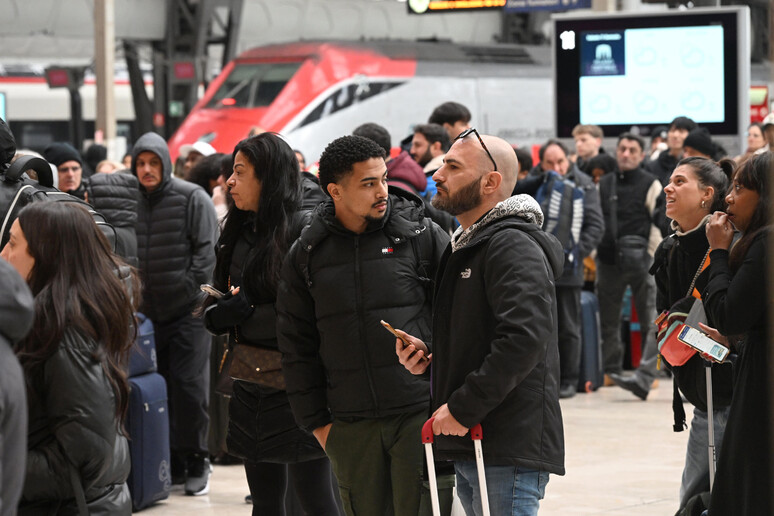 Circolazione treni sospesa, a Milano la rabbia dei passeggeri - RIPRODUZIONE RISERVATA