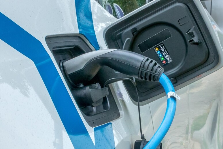 Motus-E: calo del mercato delle auto elettriche nel 2024 - RIPRODUZIONE RISERVATA