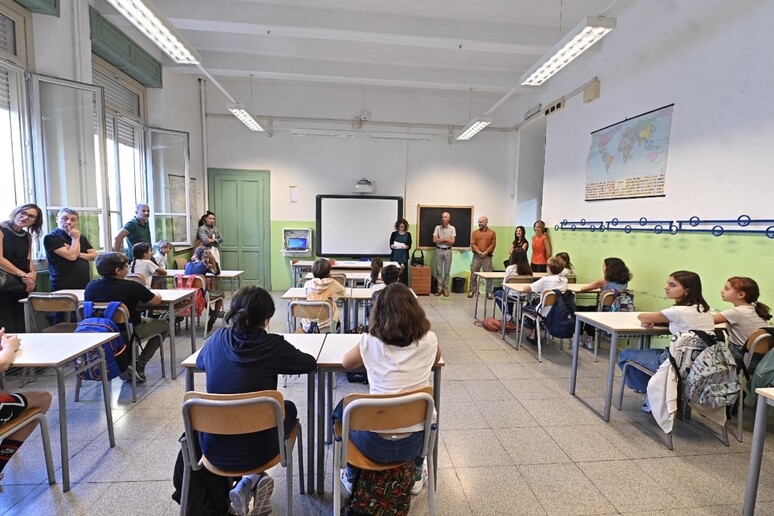 Un 'aula in un istituto scolastico a Torino - RIPRODUZIONE RISERVATA