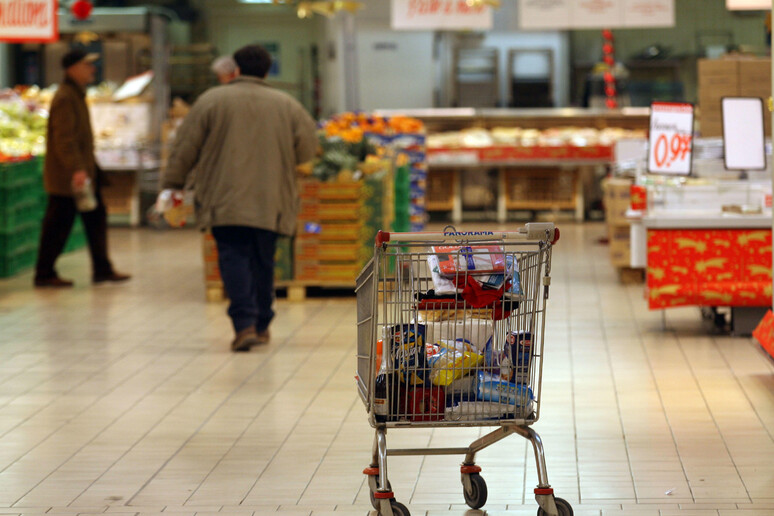 Spesa in un supermercato - RIPRODUZIONE RISERVATA