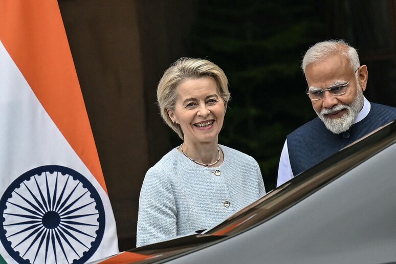 Von der Leyen a Modi: "Unione europea e India partner sulla difesa" © ANSA/AFP