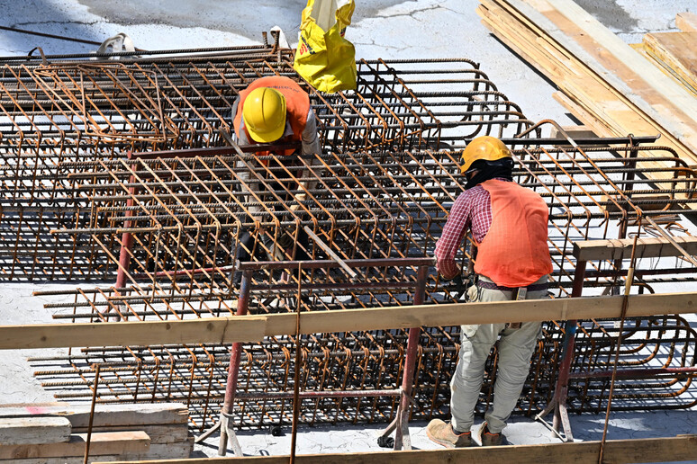 Una foto di un cantiere - RIPRODUZIONE RISERVATA