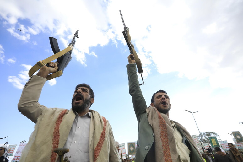 Houthi supporters shout slogans © ANSA/EPA