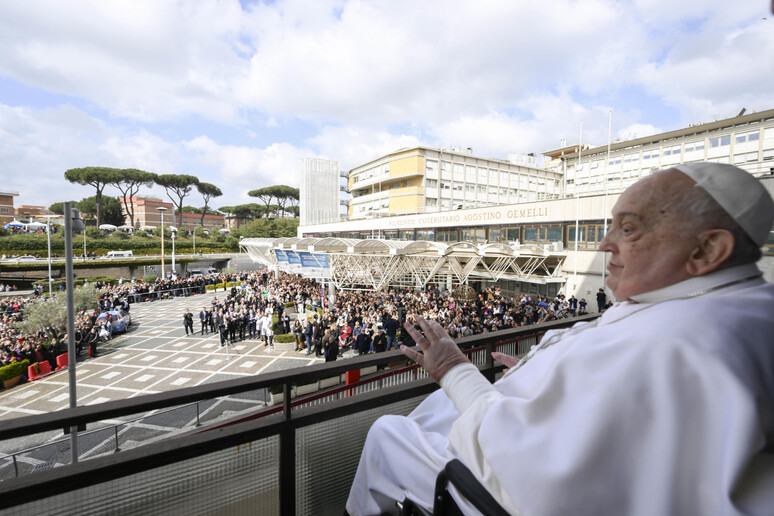 Il Papa si affaccia dal Gemelli - RIPRODUZIONE RISERVATA